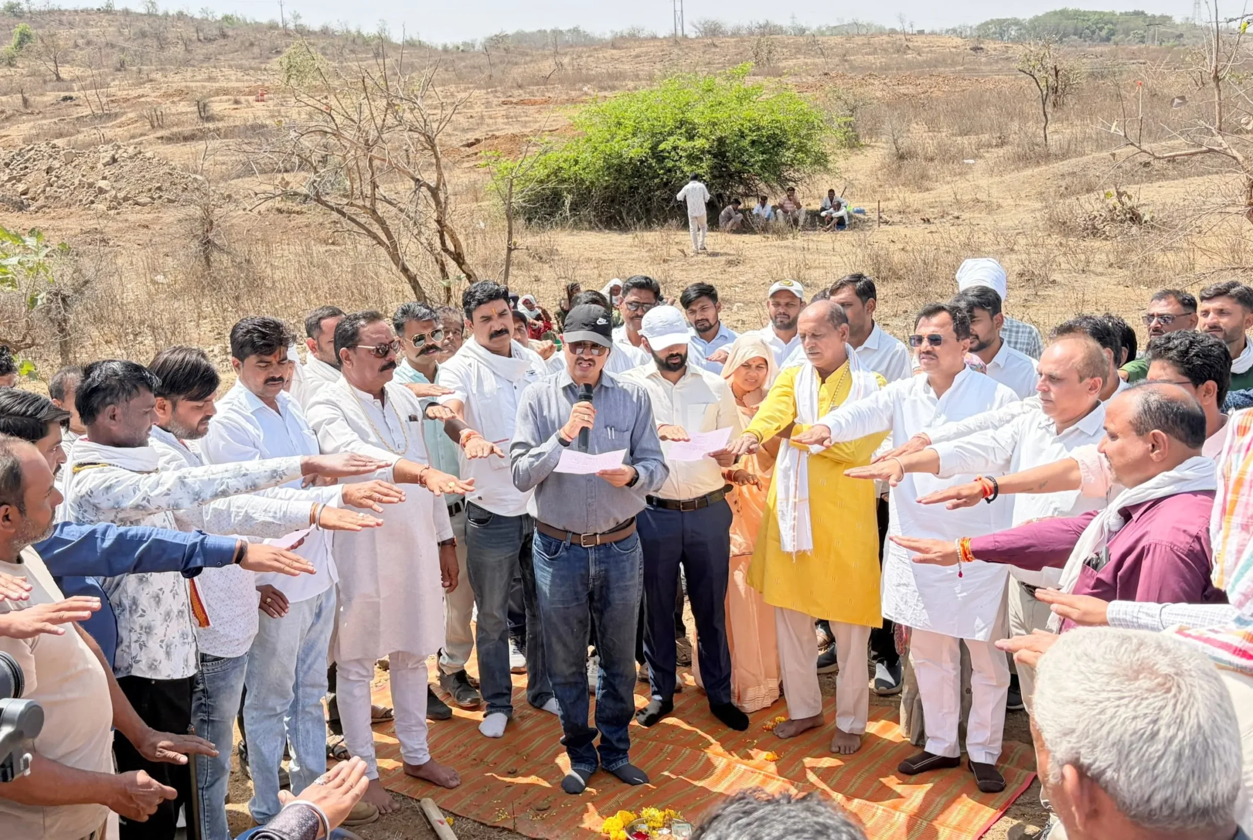 खंडवा में भूजल संरक्षण के लिए ‘गांव का पानी गांव में’ अभियान शुरू, कलेक्टर ने किया श्रमदान