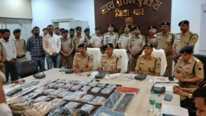 खंडवा पुलिस की बड़ी सफलता, खाकी वर्दी पहनकर डकैती डालने वाले गिरोह के 3 सदस्य गिरफ्तार