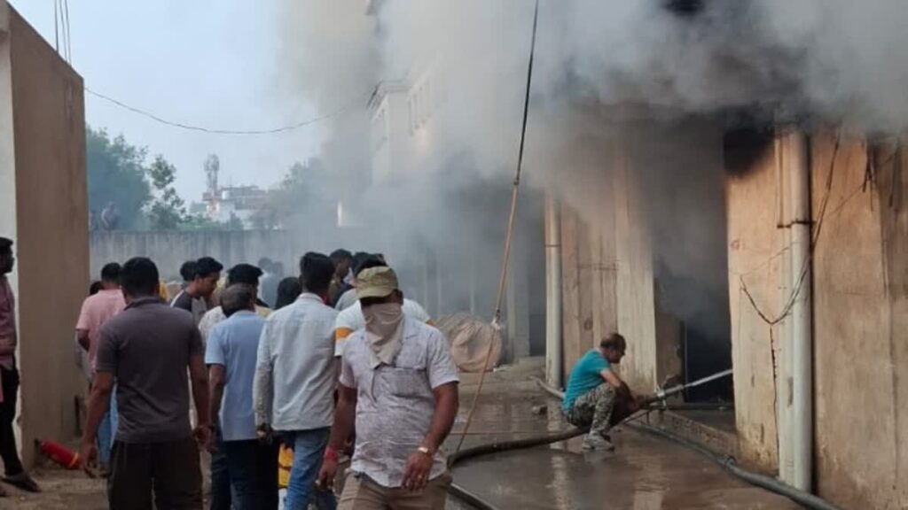 Bilaspur News: बिलासपुर के गज मोहिनी अपार्टमेंट में लगी भीषण आग, दमकल विभाग ने पाया काबू