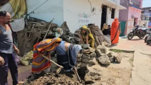 Mandla News: मंडला में पानी के लिए हाहाकार, पार्षद ने खुद उठाई कुदाली, नगर परिषद की लापरवाही उजागर