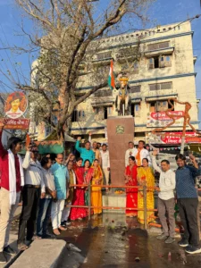 खंडवा: शहीद दिवस पर अटल बिहारी वाजपेयी मंडल ने दी वीर सपूतों को श्रद्धांजलि, प्रतिमा पर सौंपा राष्ट्रीय ध्वज