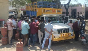 खंडवा: मिडिल ईस्ट युद्ध का असर, महंगे हुए गैस सिलेंडर, नए ओटीपी नियम से 3 घंटे लाइन में लगे ग्रामीण
