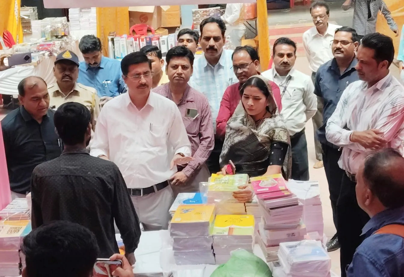 खंडवा: स्कूली बच्चों के लिए 5 दिवसीय पुस्तक मेले का शुभारंभ, किताबों पर मिल रहा भारी डिस्काउंट