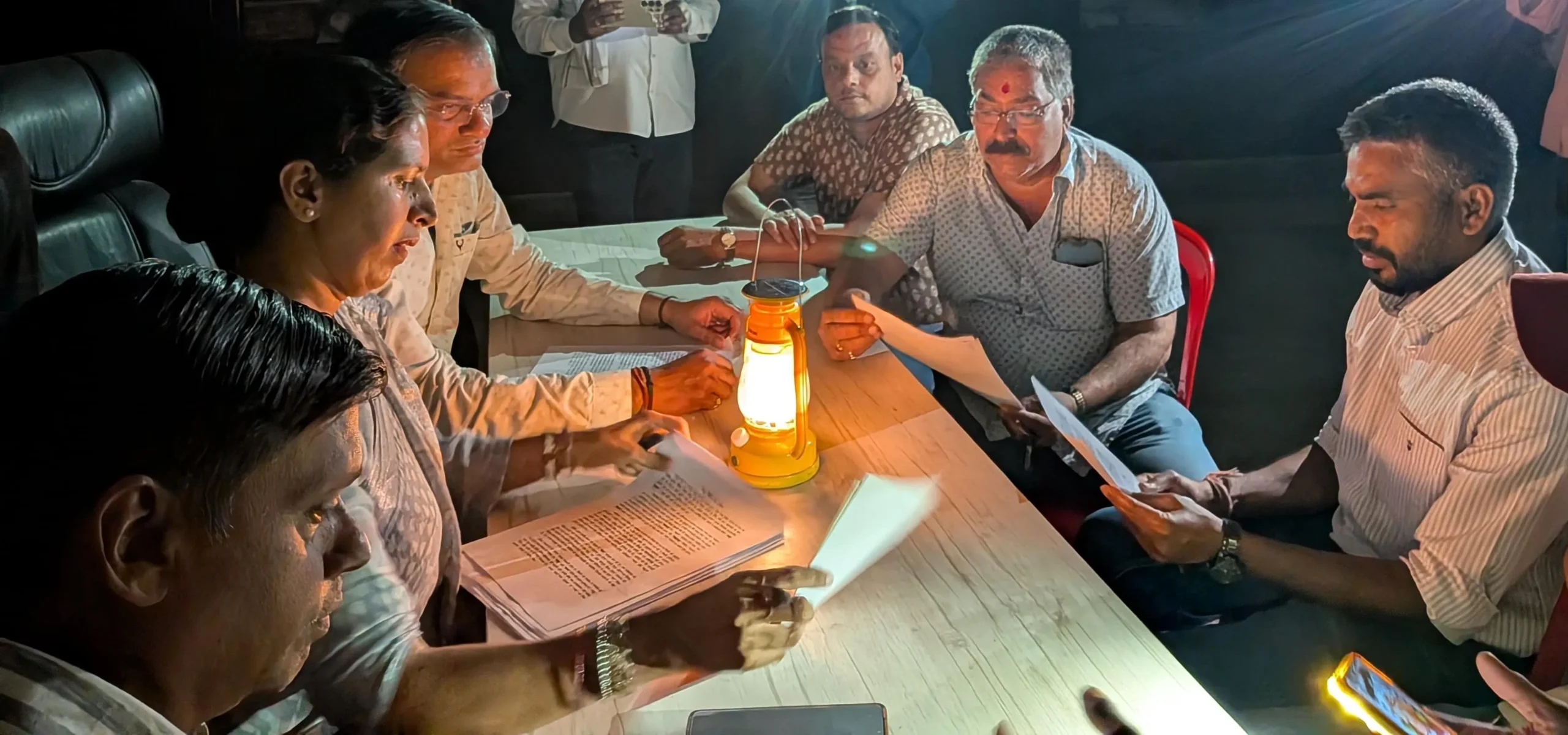 खंडवा: बिजली बिलों के विरोध में कांग्रेस का प्रदर्शन, हाथों में लालटेन लेकर की नारेबाजी