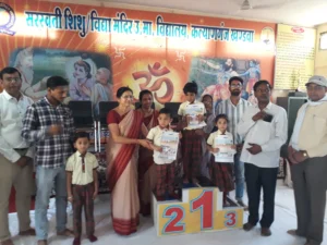 खंडवा: सरस्वती शिशु विद्या मंदिर में बंटे वार्षिक परीक्षा परिणाम, मेधावी विद्यार्थी हुए सम्मानित