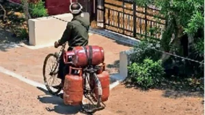 LPG Delivery Issue: जबलपुर में गैस वितरण का नया संकट! डिलीवरी बॉय नहीं पहुंचे घर, गैस गोदामों पर उमड़ी भीड़