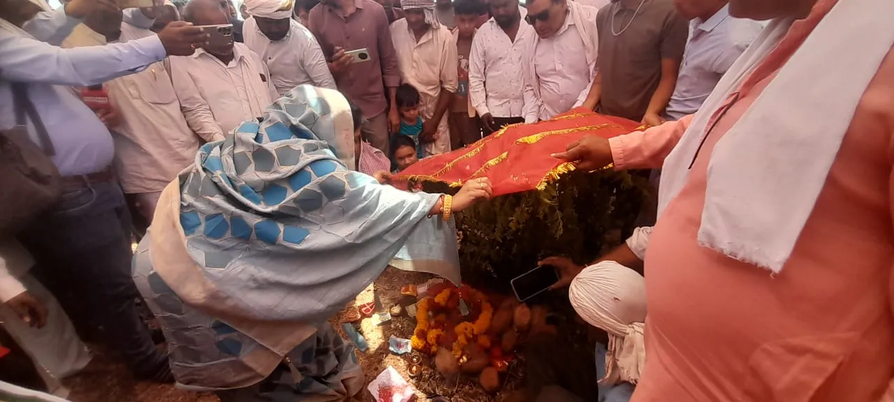 युवक के सपने सच हुए, कांजा बैड़ा पहाड़ पर खुदाई में प्रकट हुईं मां दुर्गा की प्राचीन प्रतिमा