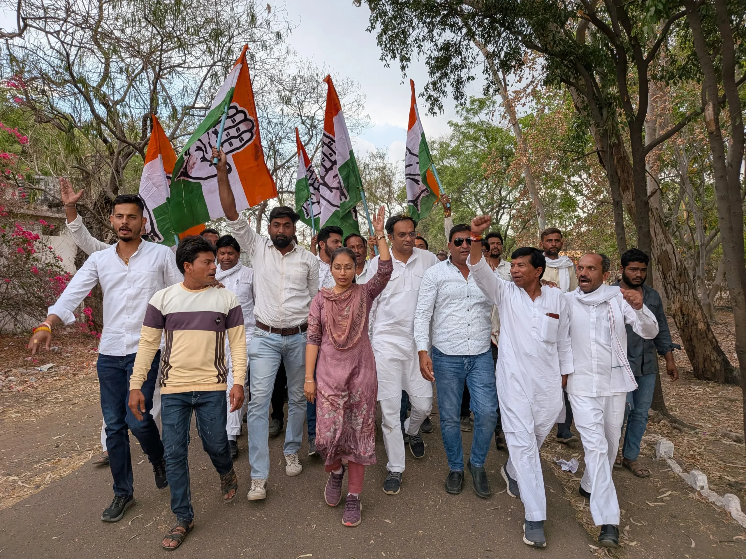 पंधाना में कांग्रेस का जंगी प्रदर्शन, सुक्ता डैम के पानी और महंगाई को लेकर सौंपा ज्ञापन