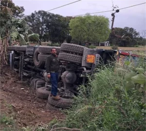 Accident News: अनियंत्रित होकर पलटा बजरी भरा टिप्पर, बिजली लाइनों को पहुँचा भारी नुकसान; कई घंटों से पावर कट, मरम्मत कार्य जारी