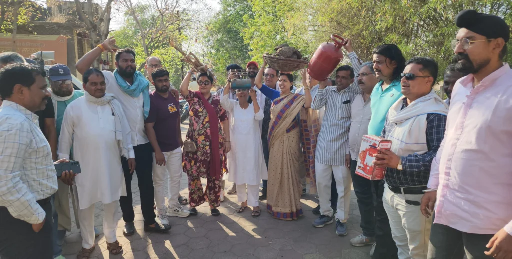 महंगाई और मूलभूत सुविधाओं के अभाव पर कांग्रेस का हल्ला बोल, प्रशासन को सौंपा ज्ञापन