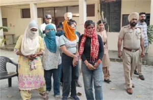 Punjab Crime: सड़क किनारे खड़ी होकर लोगों को शिकार बनाने वाली 8 महिलाएं गिरफ्तार, कुल 11 दबोचे गए; पंजाब पुलिस का बड़ा एक्शन