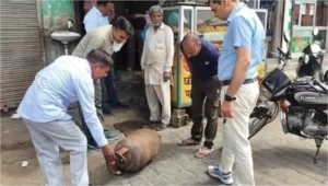 CM के आदेश के बाद एक्शन में विभाग! गैस माफियाओं के ठिकानों पर ताबड़तोड़ छापेमारी, भारी मात्रा में घरेलू सिलेंडर बरामद; मचा हड़कंप