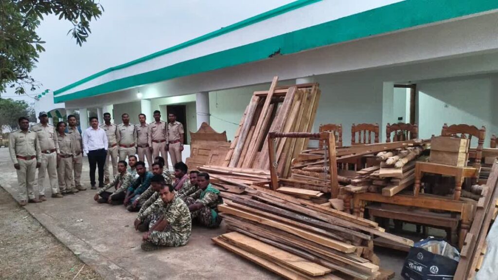 सागौन तस्करों पर वन विभाग का बड़ा प्रहार! बरेली और सुकली में रेड से मचा हड़कंप, लाखों के फर्नीचर जब्त