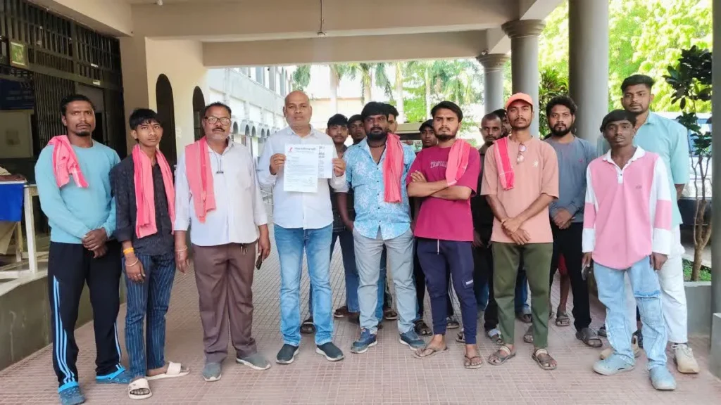 Dhamtari Opium Row: अफीम की अवैध खेती को लेकर कलेक्ट्रेट का घेराव, छत्तीसगढ़िया क्रांति सेना ने उठाए गंभीर सवाल; प्रशासन के खिलाफ नारेबाजी