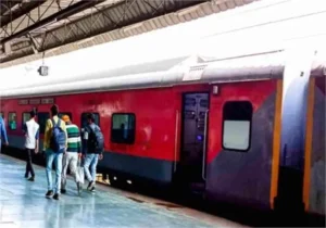 बारिश का ‘रेल’ पर ब्रेक! दर्जनों ट्रेनें घंटों लेट, स्टेशनों पर फंसे हजारों यात्री; सफर पर निकलने से पहले चेक कर लें अपनी ट्रेन का स्टेटस