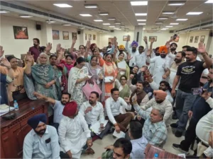 अमृतसर नगर निगम की बैठक में भारी हंगामा; करोड़ों के घोटाले के आरोप से गरमाई सियासत