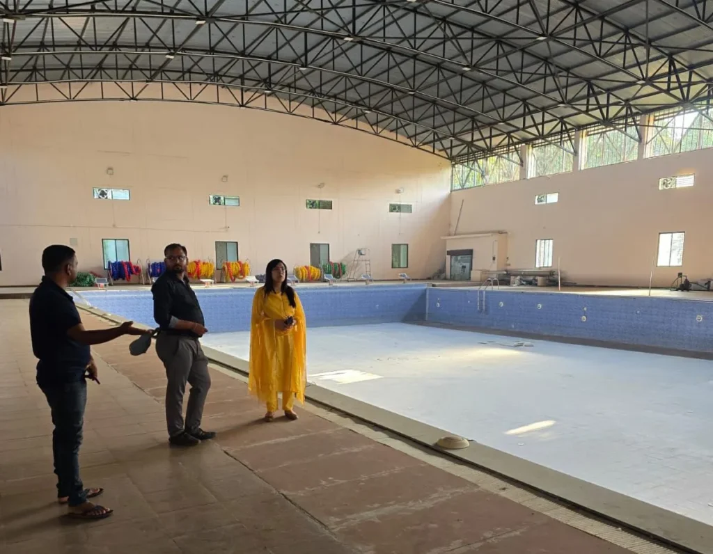 गर्मियों से पहले खंडवा वासियों को सौगात: 8 मार्च से शुरू होगा नगर निगम स्विमिंग पूल, निगमायुक्त ने किया निरीक्षण