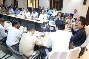 खंडवा कलेक्टर ऋषव गुप्ता के सख्त निर्देश: अतिक्रमण हटाएं, अवैध शराब और मिलावटखोरों पर करें कड़ी कार्रवाई