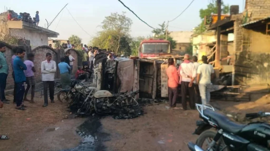 बड़ी वारदात: रक्षक ही बना भक्षक? जांजगीर में सरपंच पति ने 30 लोगों के साथ मिलकर की लूटपाट और आगजनी; पुलिस छावनी में तब्दील हुआ इलाका