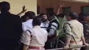 भोपाल कोर्ट में भारी बवाल! पूर्व सांसद आलोक संजर के बेटे को सरेआम पीटा; भड़के वकीलों ने आरोपी को 8 घंटे बनाया ‘कैदी’, पुलिस भी बेबस!