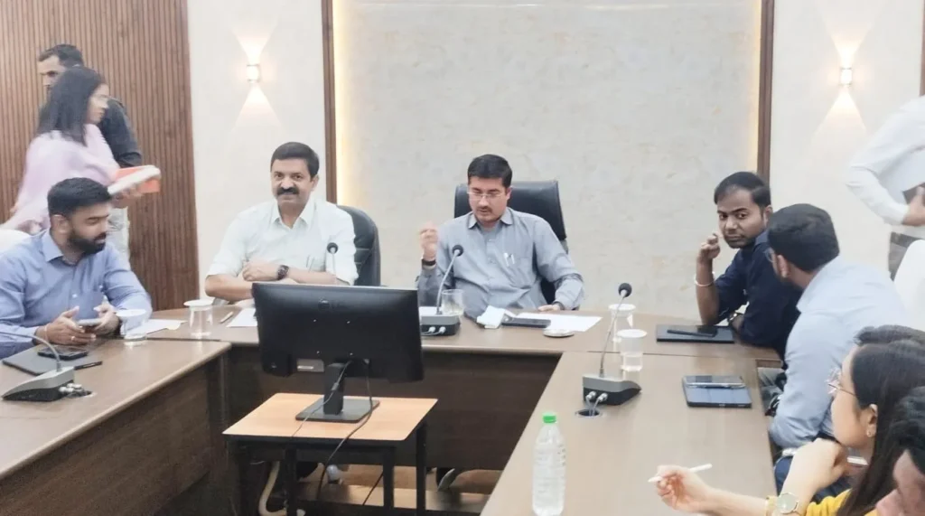 खंडवा कलेक्टर का सख्त निर्देश: नरवाई जलाने वालों पर होगी कार्रवाई, सहकारी घोटालों में तुरंत दर्ज कराएं FIR