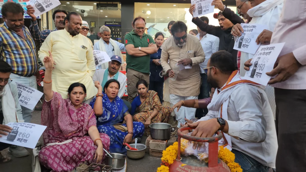 खंडवा में कांग्रेस का अनोखा प्रदर्शन: गैस सिलेंडर की पूजा कर चूल्हे पर बनाई चाय, बढ़ती कीमतों का किया विरोध