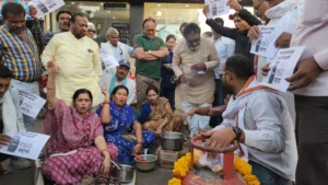 खंडवा में कांग्रेस का अनोखा प्रदर्शन: गैस सिलेंडर की पूजा कर चूल्हे पर बनाई चाय, बढ़ती कीमतों का किया विरोध