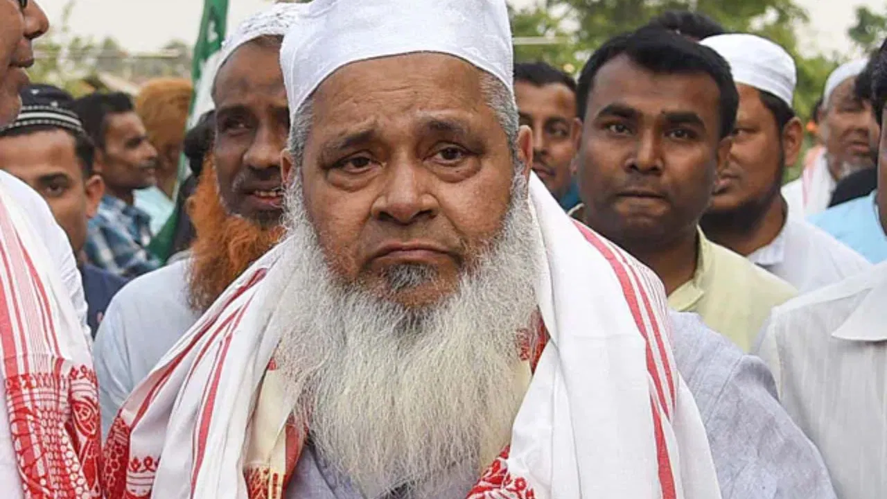 असम की राजनीति में ‘भूकंप’! बदरुद्दीन अजमल ने कांग्रेस को बताया “BJP की A-प्लस टीम”; बोले- हिमंत बिस्वा सरमा को जिताने के लिए खेल रही है कांग्रेस!