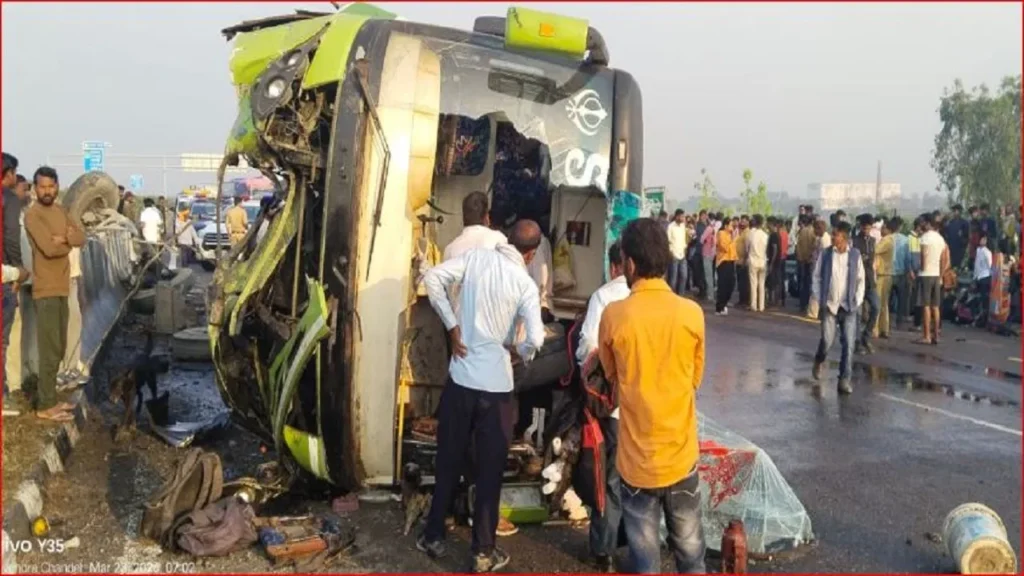 उन्नाव में ‘काल’ बनी ड्राइवर की एक झपकी! डिवाइडर से टकराकर पलटी तेज रफ्तार बस; 1 महिला की मौत, 22 यात्रियों के बीच मची चीख-पुकार