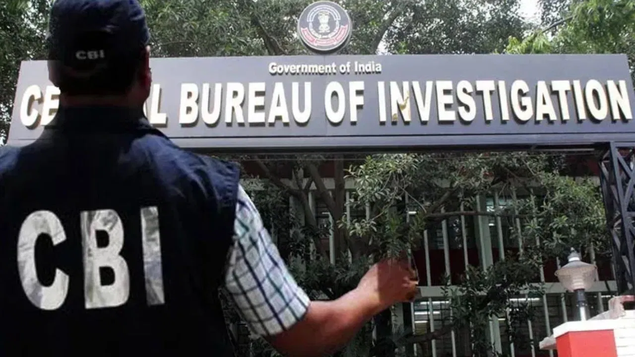 CBI का अपने ही ‘घर’ में छापा! घूस लेते रंगे हाथों पकड़ा गया अपना ही बड़ा अफसर; ‘जीरो टॉलरेंस’ नीति के तहत बड़ी कार्रवाई, विभाग में हड़कंप