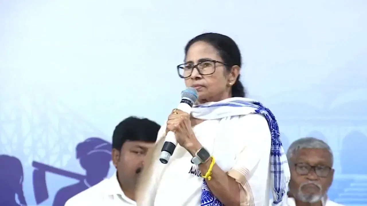 बंगाल का ‘खेला’ शुरू! ममता बनर्जी की हुंकार- “हर सीट पर मैं ही लड़ रही हूं चुनाव, विरोधियों को दी सीधी चुनौती”