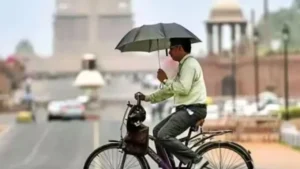 Weather Update Today: यूपी-बिहार में बारिश की चेतावनी, दिल्ली और पंजाब में लुढ़का तापमान; जानें अगले 48 घंटों के मौसम का हाल