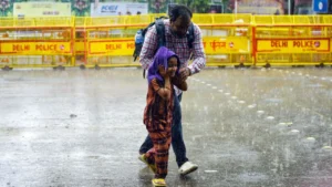 Delhi-NCR Weather Update: दिल्ली-एनसीआर में बारिश और तेज हवाओं का अलर्ट, यूपी में 2 दिन की चेतावनी।