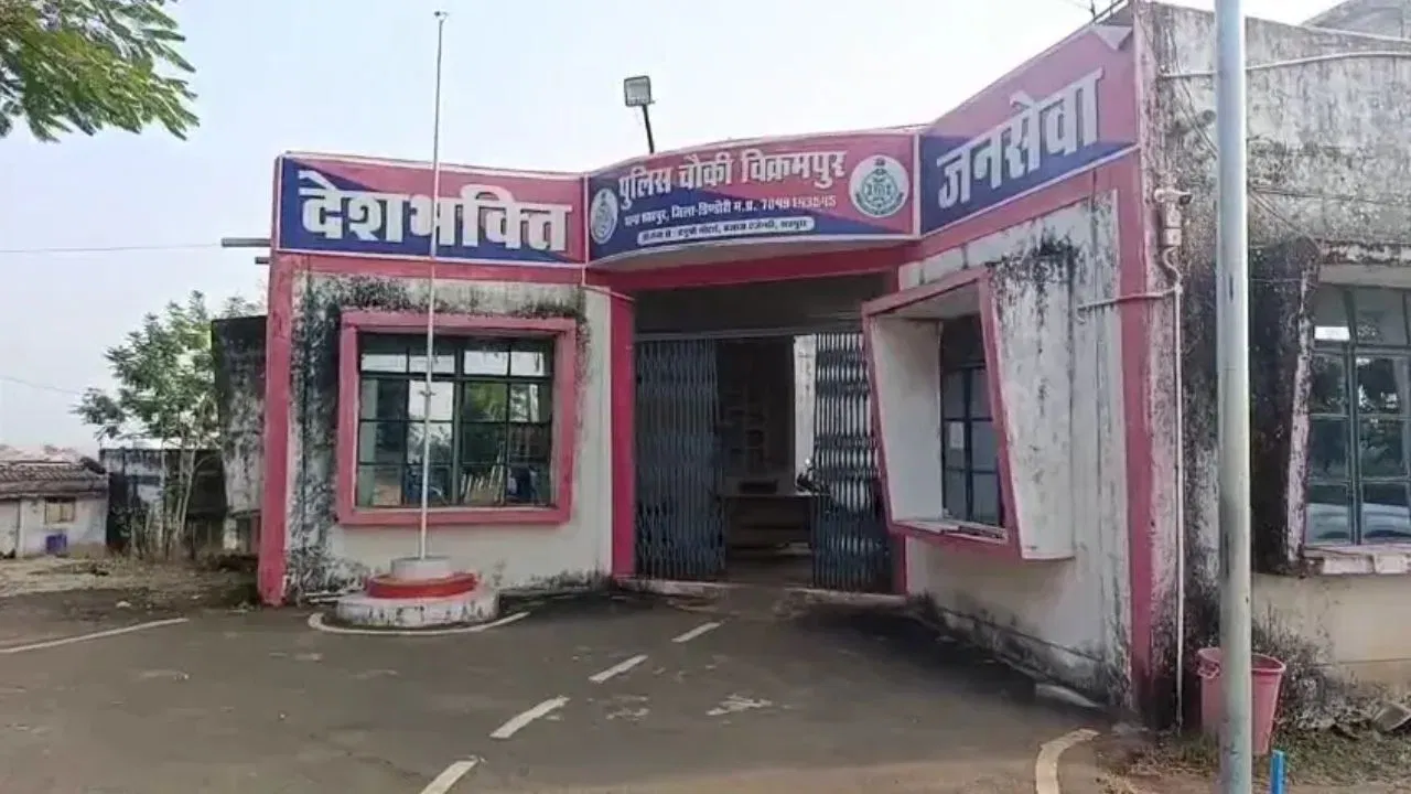 इश्क का खूनी अंत! डिंडोरी में 150 फीट ऊंचे पहाड़ से प्रेमी जोड़े ने लगाई मौत की छलांग; दो दिन तक खाई में पड़े रहे शव, घर में मचा कोहराम