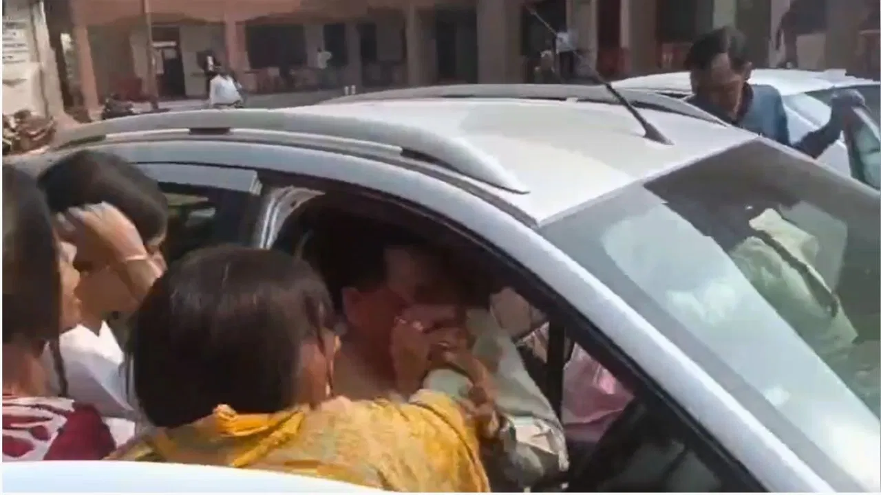 Kanpur News: कानपुर में फॉरेंसिक साइंटिस्ट की सरेआम पिटाई, तीन महिलाओं ने बीच चौराहे पर किया हमला; पुलिस जांच में जुटी