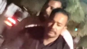 Eve Teasing Video Viral: लड़की का पीछा करने वाले 2 मनचले गिरफ्तार, 20 मिनट तक सड़क पर मचाया तांडव; पुलिस की बड़ी कार्रवाई