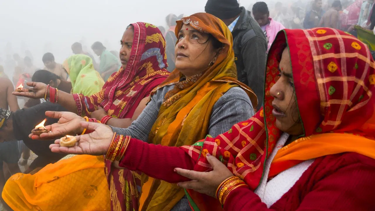 Darsh Amavasya 2026: दर्श अमावस्या आज! पितृ दोष से मुक्ति के लिए करें ये 5 अचूक उपाय; घर में बरसेगी सुख-समृद्धि और शांति