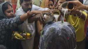 Som Pradosh Vrat 2026: आज महादेव की कृपा पाने का महायोग! शाम 6:29 से शुरू होगा पूजा का शुभ मुहूर्त, जानें व्रत विधि और शिव आराधना के खास नियम