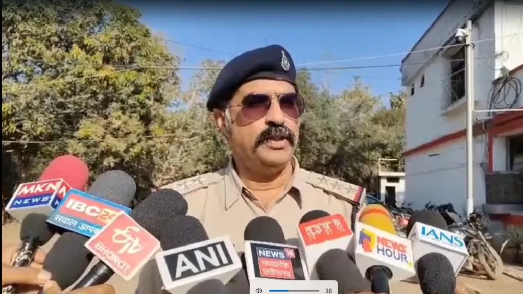 दहशत का तांडव! बेखौफ बदमाशों ने शांति से बैठे लोगों पर फेंका घातक ‘सूअरमार बम’, चीख-पुकार के बीच लहूलुहान हुए कई लोग