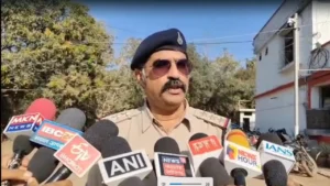 दहशत का तांडव! बेखौफ बदमाशों ने शांति से बैठे लोगों पर फेंका घातक ‘सूअरमार बम’, चीख-पुकार के बीच लहूलुहान हुए कई लोग