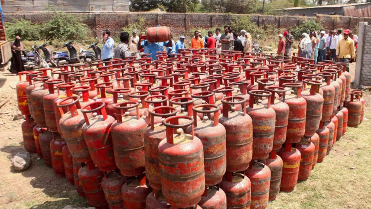 मुंबई में ‘गैस माफिया’ पर महा-स्ट्राइक! सैकड़ों LPG सिलेंडर जब्त, कालाबाजारी के बड़े रैकेट का भंडाफोड़; प्रशासन की कार्रवाई से मचा हड़कंप