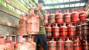 LPG Crisis in Rural Areas: ग्रामीण इलाकों में गैस सिलेंडर बुकिंग के नियमों में बदलाव, अब 45 दिन करना होगा इंतजार; जानें सप्लाई का नया शेड्यूल