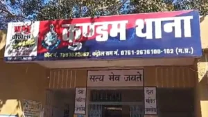 जबलपुर में कलयुगी बेटे की हैवानियत! पहले तसले से सिर फोड़ा, फिर हंसिए से मां को उतारा मौत के घाट; वारदात देख कांप गई रूह