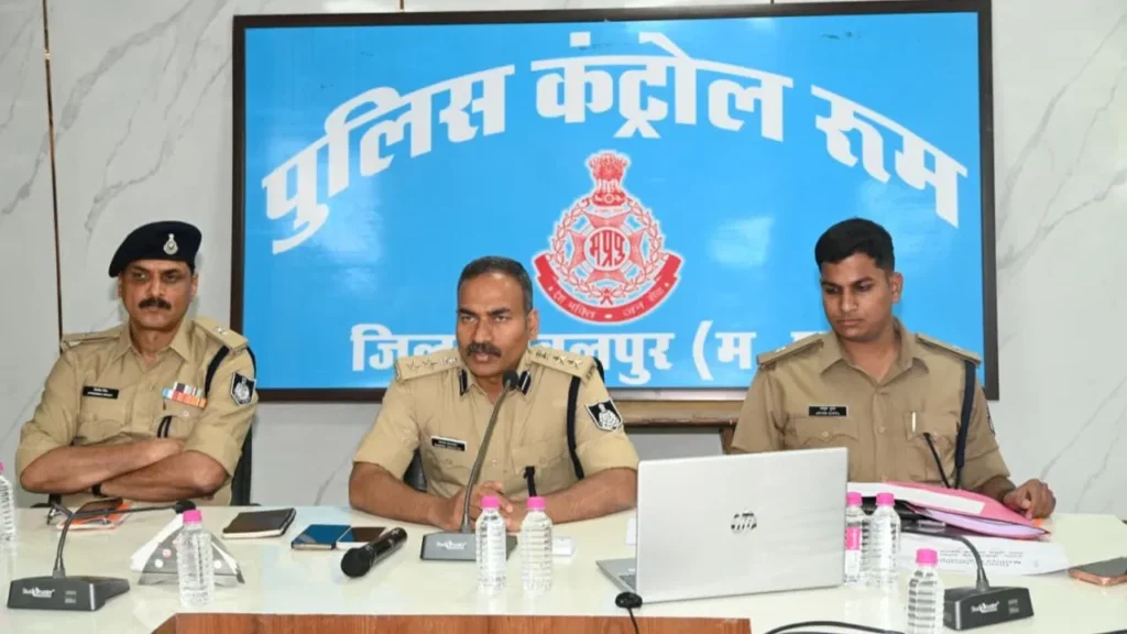 Jabalpur Police Action: जबलपुर एसपी ने 26 टीआई (TI) को दी एक साथ सजा, जानें पुलिस प्रभारियों पर क्यों गिरी गाज और क्या है पूरा मामला?