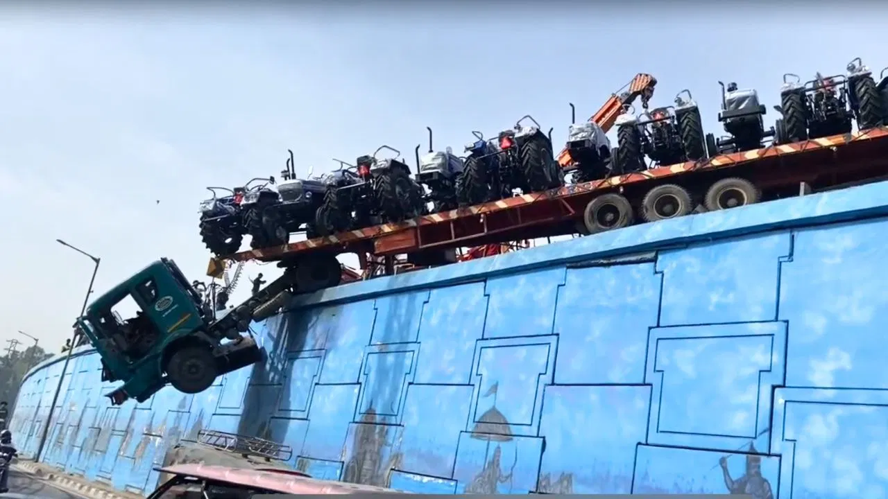 Delhi-Agra Highway Accident: दिल्ली-आगरा हाईवे पर रोंगटे खड़े कर देने वाला हादसा; पुल की रेलिंग तोड़कर हवा में लटका ट्रैक्टरों से लदा कंटेनर