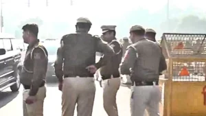 Greater Noida Crime: नवादा गांव में दो पक्षों के बीच जमकर चले लाठी-डंडे, पुलिस ने 11 को दबोचा; 25 लोगों के खिलाफ केस दर्ज