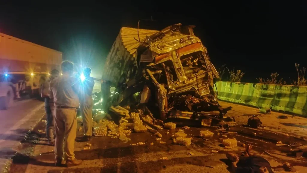 Mirzapur Road Accident: मिर्जापुर में दो ट्रकों की जोरदार टक्कर, ड्राइवर और खलासी की मौत