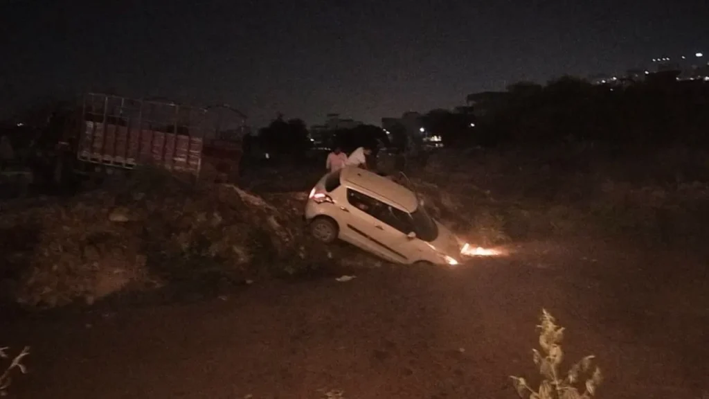 Greater Noida Accident: खुले नाले में गिरी कार, बाल-बाल बचा ड्राइवर