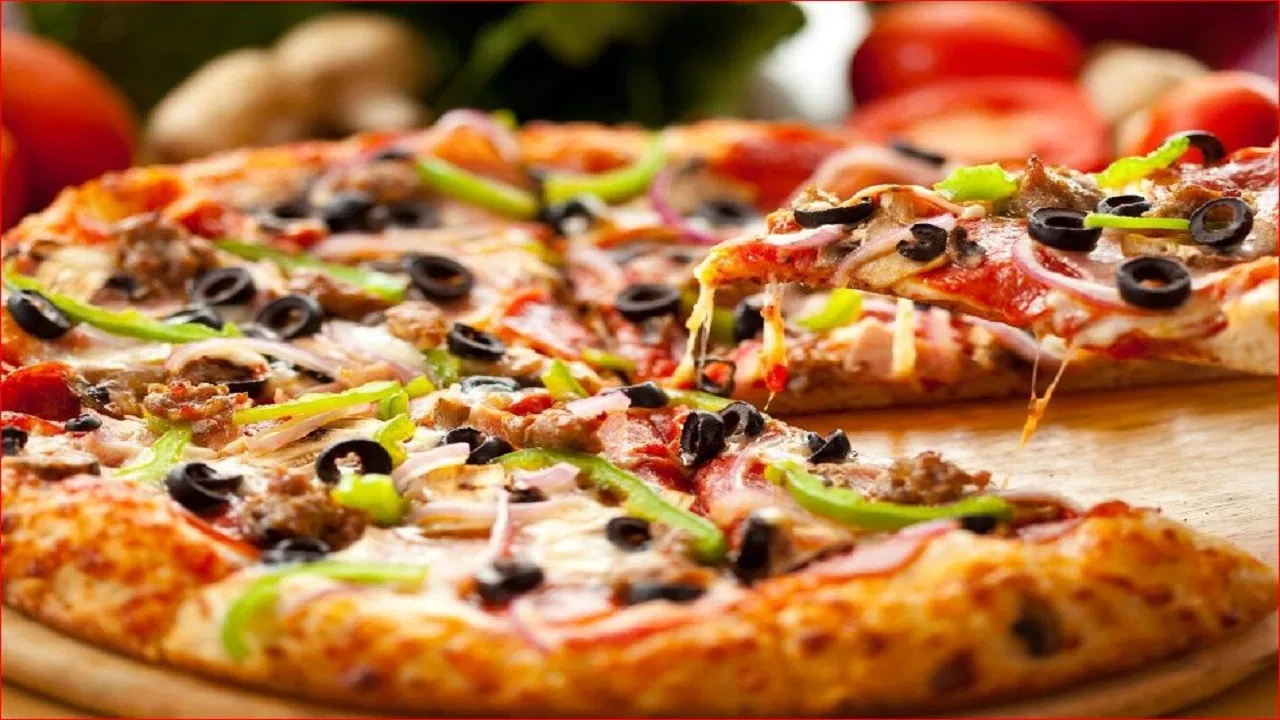 सतना में ‘पिज्जा’ खाते ही होने लगी उल्टी! वेज मंगाया था और मिला नॉनवेज, आउटलेट को भरना होगा 8 लाख का जुर्माना