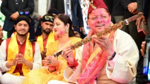 आस्था, परंपरा और प्रगति: उत्तराखंड की इस अनोखी होली ने जीता सबका दिल, पारंपरिक वेशभूषा में लोक कलाकारों ने बांधा समां